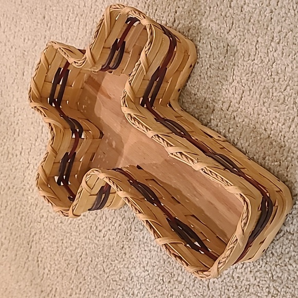 Vintage Hamdmade Cross ✝️  Basket - Picture 2 of 6